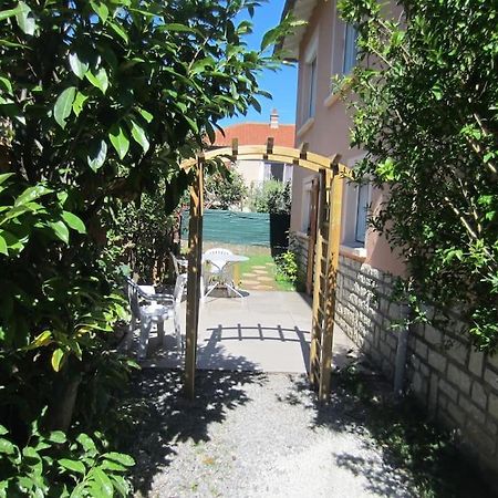 T2 Refait A Neuf Avec Petit Jardin Et Parking Apartment Millau Bagian luar foto